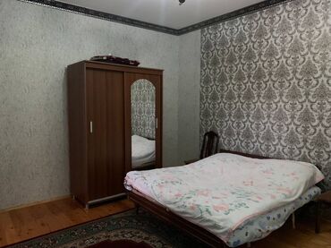 Uzunmüddətli kirayə evlər: Şəhər içində iki mərtəbəli fərdi evin geniş və işıqlı interyeri. - — 8