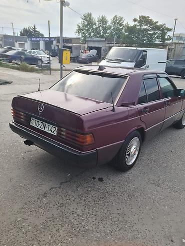 190 pribor: Mercedes-Benz 190 (W201) sedan, tünd bordo rəngdə. Xüsusiyyətlər: - — 5