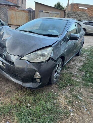авто обмен с доплатой: Хэтчбек Toyota Aqua темно-серого цвета, оснащенный гибридной системой