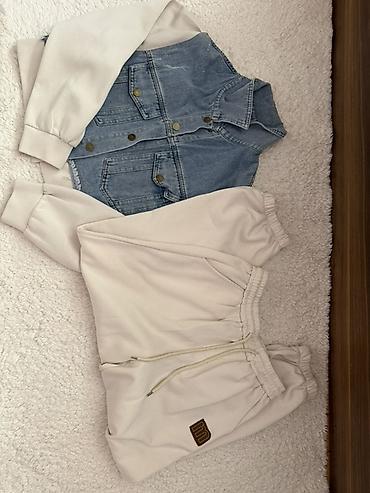 Kişi geyimləri: Unisex dəst: bej rəngli idman şalvarı və ağ rəngli uzunqol svitşortun — 1