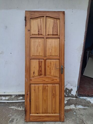 Pəncərələr: Taxta qapılar dəsti - Material: təbii ağac (şam teksturalı), rəngsiz