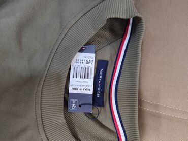 толстовка амор: Свитшот Tommy Hilfiger оливкового цвета с длинными рукавами и круглым
