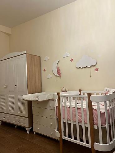çilek beşik: Uşaq otağı üçün mebel dəsti - Beşik: Ağ və təbii ağac tonlarının — 1