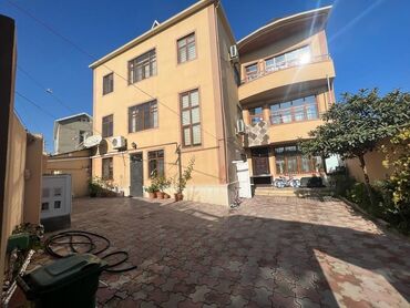 Həyət evləri və villaların satışı: 3 mərtəbəli həyət evi – geniş həyət və rahat planlama. Ev 3 — 3