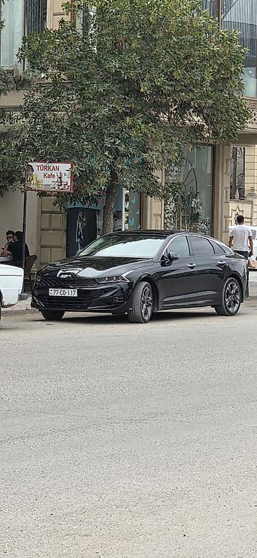 pec satisi: Kia K5 – sedan, qara rəng. - Yeni nəsil Kia loqolu, agressiv ön — 7