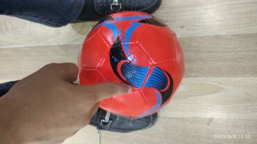 top qiymetleri: Rəngarəng futbol topları müxtəlif dizaynlarla təqdim olunur. Bu toplar