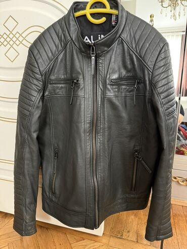 tek pencekler kisi ucun: Kişi dəri gödəkçəsi – motosiklet üslubunda, qara rəng. Xüsusiyyətlər