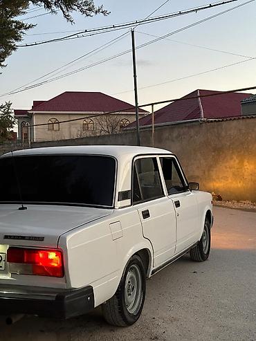 2107 faralar: Lada 2107, ağ rəng, sedan gövdə. - Nömrə: 10-CL-232 - Kuzov: 4 qapılı — 2