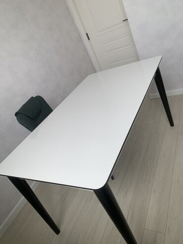 Masalar: Mətbəx masası, Kvadrat masa