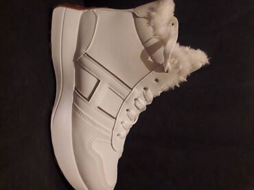 женские зимние кроссовки: Срочно зимние кроссовки на меху. Теплые, легкие, удобные. Без торга