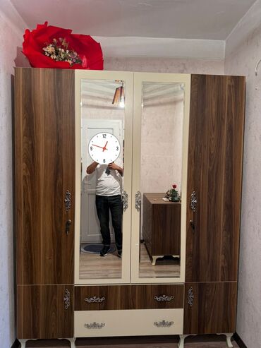 Açılan, 3 qapılı Düz dolab, Şifonyer