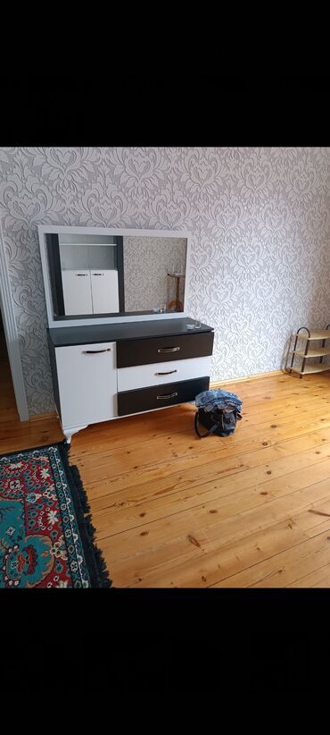 Uzunmüddətli kirayə mənzillər: Geniş və işıqlı mənzil – tam mebellidir Kondisioner var.tv paltar — 13