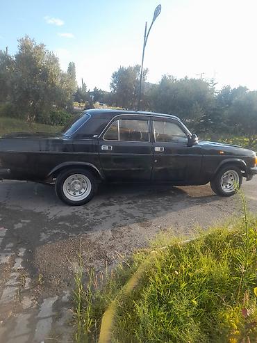 Avtomobil satışı: QAZ Volga 3129, qara rəng. Klassik sedan kuzov, xrom ön barmaqlıq — 6