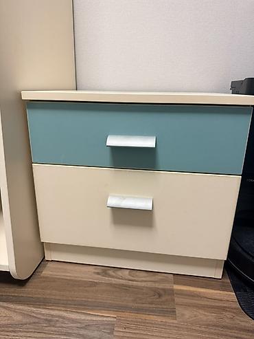komodin: İki çekmecəli tumbə/komodin - Material: laminat/MDF tipli panel - — 2