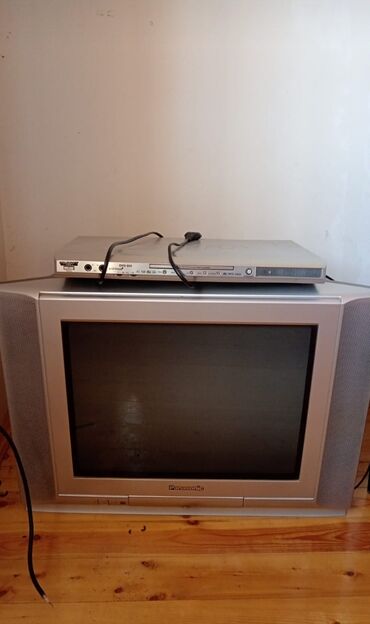 android televizorlar: Gümüşü rəngdə "Panasonic" markalı CRT televizor. Qurğu DVD pleyerlə