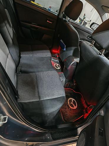 Mazda: Mazda 3 sedan - Kuzov: sedan, tünd-boz rəng - Mühərrik: benzin (detal — 4