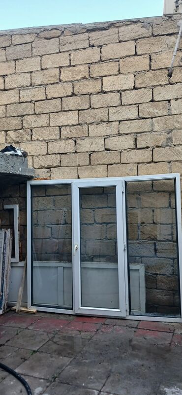 Taxta pəncərələr: Plastik pəncərə. Üstdən çıxarılma. 1-cinin ölçüsü eni 2m, hündürlüyü