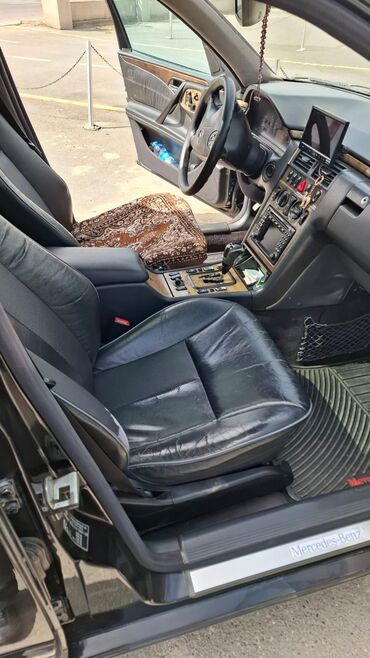 Mercedes-Benz: Mercedes-Benz E-Class: 2.4 l | 2000 il Sedan — 8