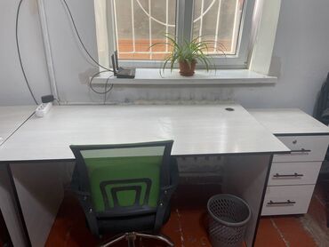 аренда фризер: Рабочее место в офисе (стол + стул, не весь офис, а только 1 рабочее
