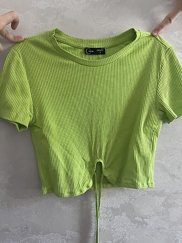 Qadın geyimləri: Rəng: parlaq neon-yaşıl Model: qısaqol, qısa (crop) t-shirt Detallar — 2