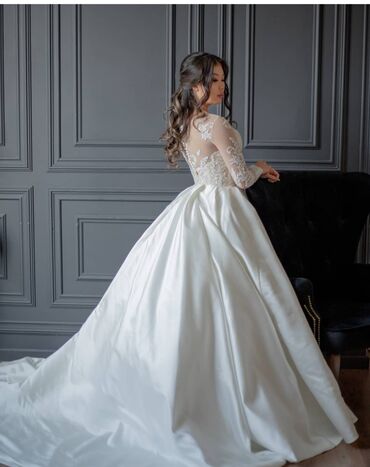 Продаю новое свадебное платье
Размер 42-44
В комплекте (фата+кольцо)