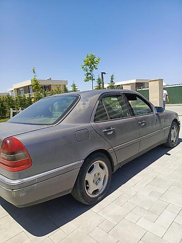 e39 guzgu: Mercedes-Benz C-Sinif sedan (W202). Rəng: boz. Kuzov 4 qapılı, klassik — 4