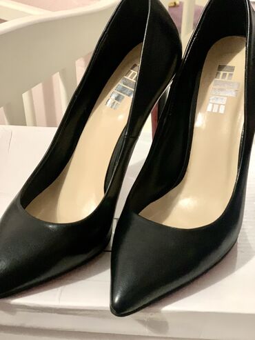 продаем туфли: Туфли 35.5, цвет - Черный