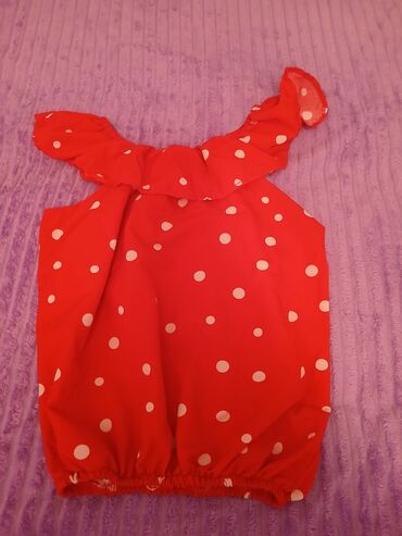 toy ucun don modelleri: Qırmızı rəngli, ağ xallı qız uşağı bluzası/topu. - Model: tək