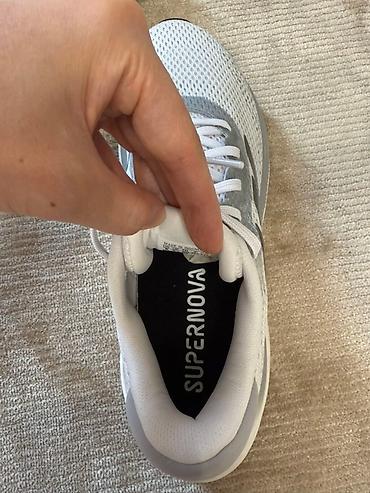 adidas boston: Беговые кроссовки Adidas Supernova Stride в светло-сером цвете с — 3