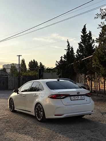 Toyota: Toyota Corolla – sedan, ağ rəng, qara dam aksenti ilə. Texniki və — 10