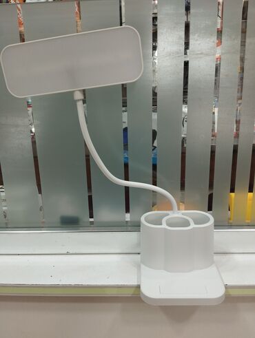 karandaş seti: Ağ rəngdə, stolüstü lampa və ofis ləvazimatları üçün təşkilatçıdan