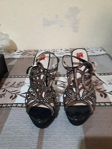 Basanoşka və səndəllər: Qadın yüksək dabanlı sandalet - Rəng: qara, parlaq lak örtüklü - — 2