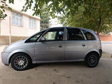 Opel: Opel Meriva, gümüşü rəngli, 5 qapılı kompakt minivan. Xüsusiyyətlər — 2