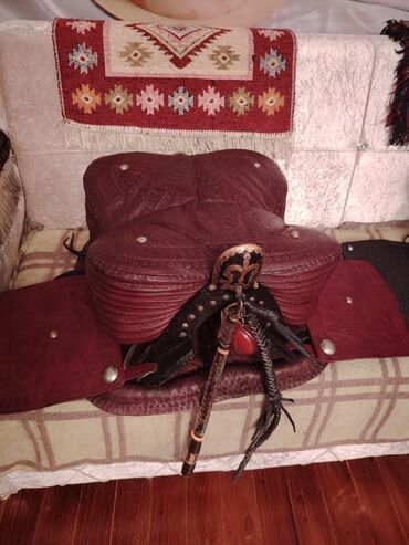 Yəhərlər: Qədimi Çərkəzi Yəhərlər—Qırmızı yəhər 1965ci il Qara yəhər isə 1968ci — 3