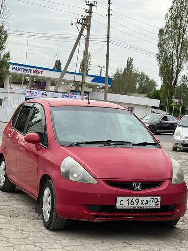 хонда фит сатам: Красный хэтчбек Honda Fit с пятидверным кузовом, идеально подходящий