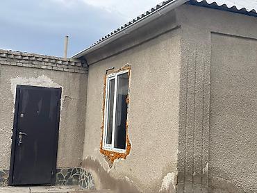 Үйлөрдү сатуу: 6 бөлмө, 110 м², 5 соток, Бишкек, Менчик ээси — 2