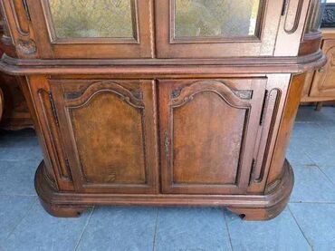 Stilske vitrine: Prelepa vitrina u odlicnom stanju. Visina 210 cm Sirina 150 cm Dubina — 11
