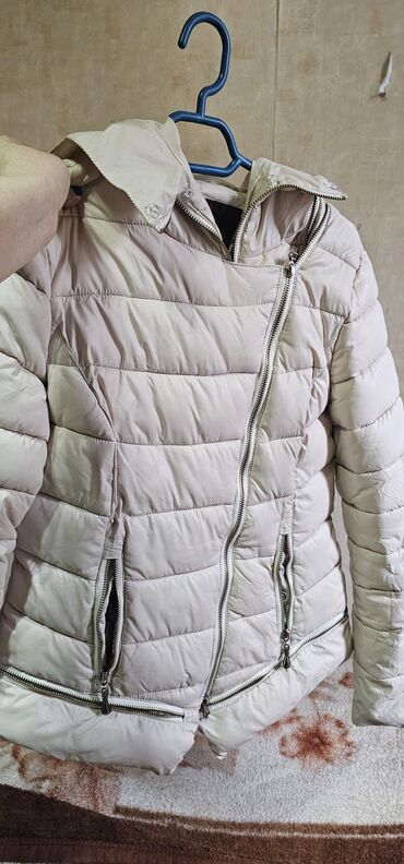 детские зимние куртки с капюшоном: Продам б/у куртку зимняя укоррченная в хорошем состоянии пятен нет