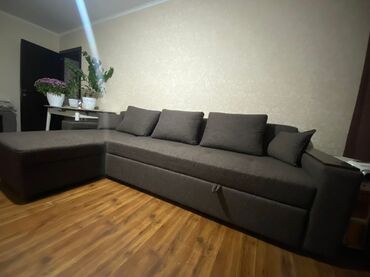 диваны раздвижные: Бурчу бар диван, Жастыктар менен, Үч кишилик