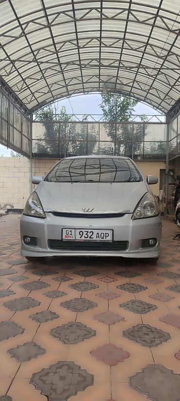арзан машне: Серебристый минивэн Toyota Wish, идеально подходящий для семейных