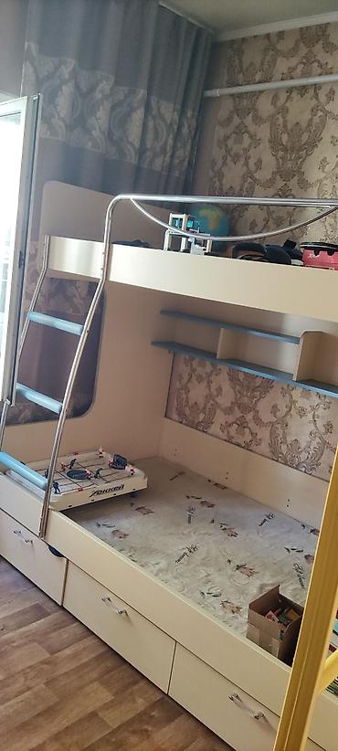 bunk bed: Двухъярусная кровать-комплект с верхним спальным местом и нижним — 5