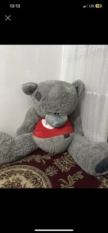 мягкая игрушка с пледом внутри: Большой плюшевый медведь серого цвета, известный как Me to You