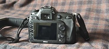 stara elektronika: Nikon D7200 DSLR fotoaparat (telo) sa originalnim Nikon kaišem 72000 — 6