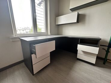 стол офисный с тумбой: Офисный Стол, цвет - Серый, Б/у