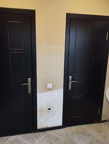 plasiq qapi: Qapı dəsti – daxili otaq qapıları 5 ədəd qapı satılır.3 ədədi şüşəli — 2