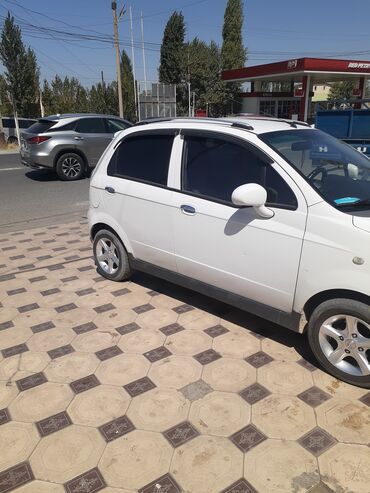 женские машины не дорогои: Белый городской хэтчбек Chevrolet Spark, оборудованный багажником на