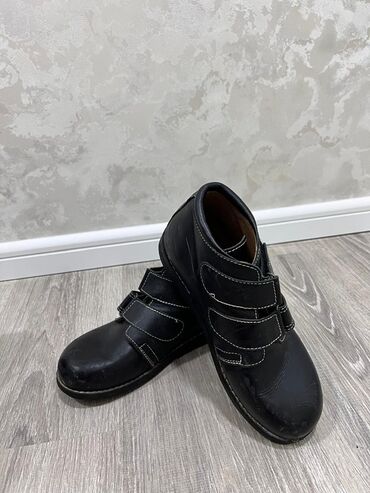 Пиджаки: Uşaq ayaqqabısı – qara rəng, orta bilək hündürlüyü. - Material: dəri