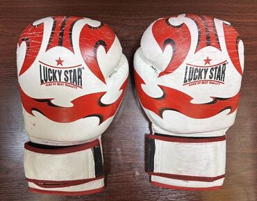 Спортивные сумки: Lucky Star markalı ağ və qırmızı rəngdə boks əlcəkləri. Əlcəklərin