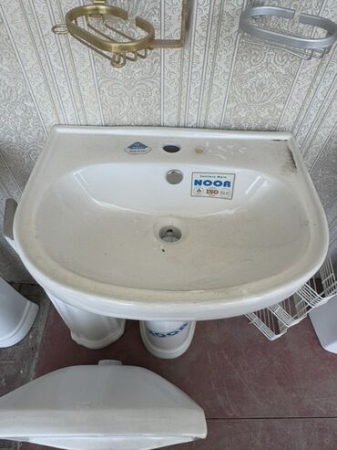 Vannalar: Noor markalı ağ rəngli keramika lavabo. Bu lavabo, tək krant dəliyi