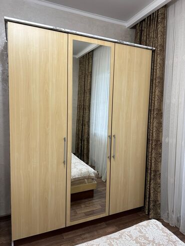 трехстворчатый шкаф: Шкаф для одежды, Прямой